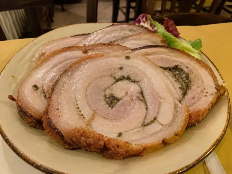 Porchetta rôtie, tendre et parfumée aux herbes au Wagon Kebab