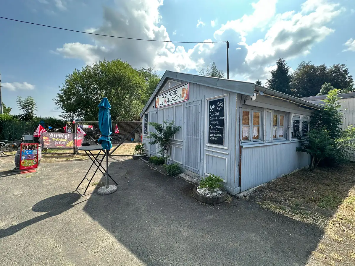Vue extérieure du restaurant Le Wagon Kebab