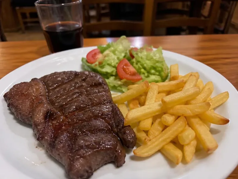 Faux-filet grillé avec frites, salade et boisson au Wagon Kebab