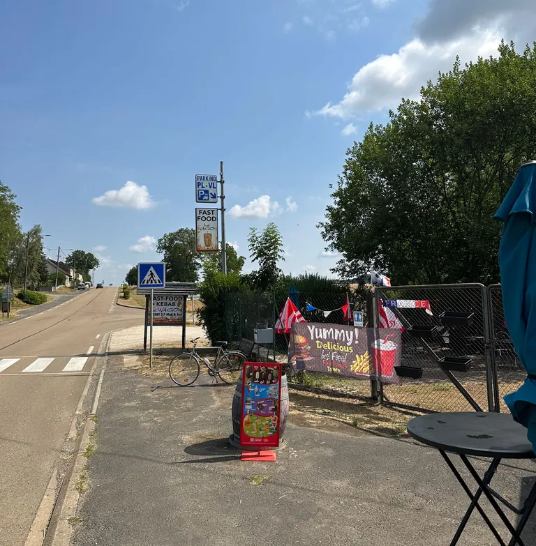 Accès routier et parking près du restaurant Le Wagon Kebab