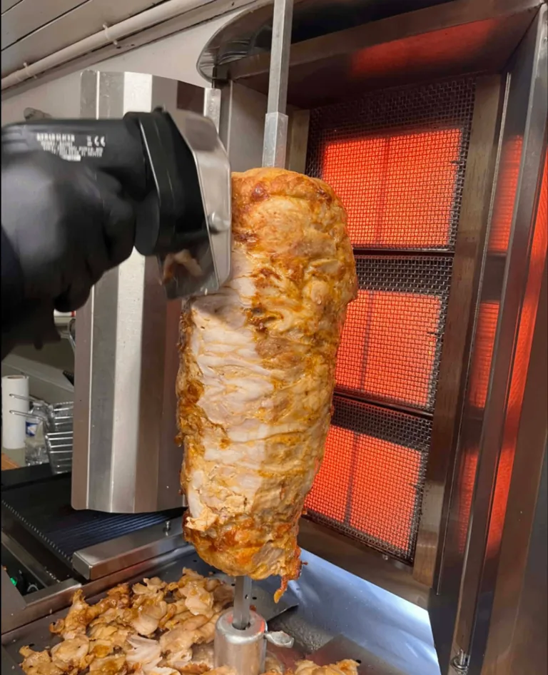 Broche à kebab en cuisson devant la flamme