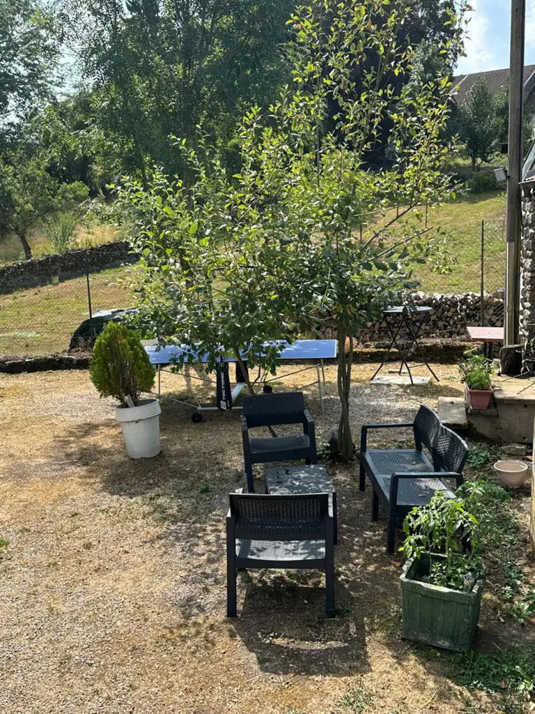 Tables extérieures à l'ombre au Wagon Kebab