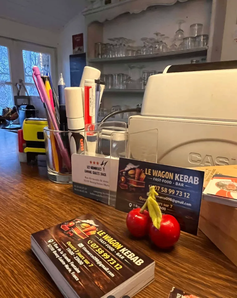 Cartes de visite Le Wagon Kebab sur le comptoir