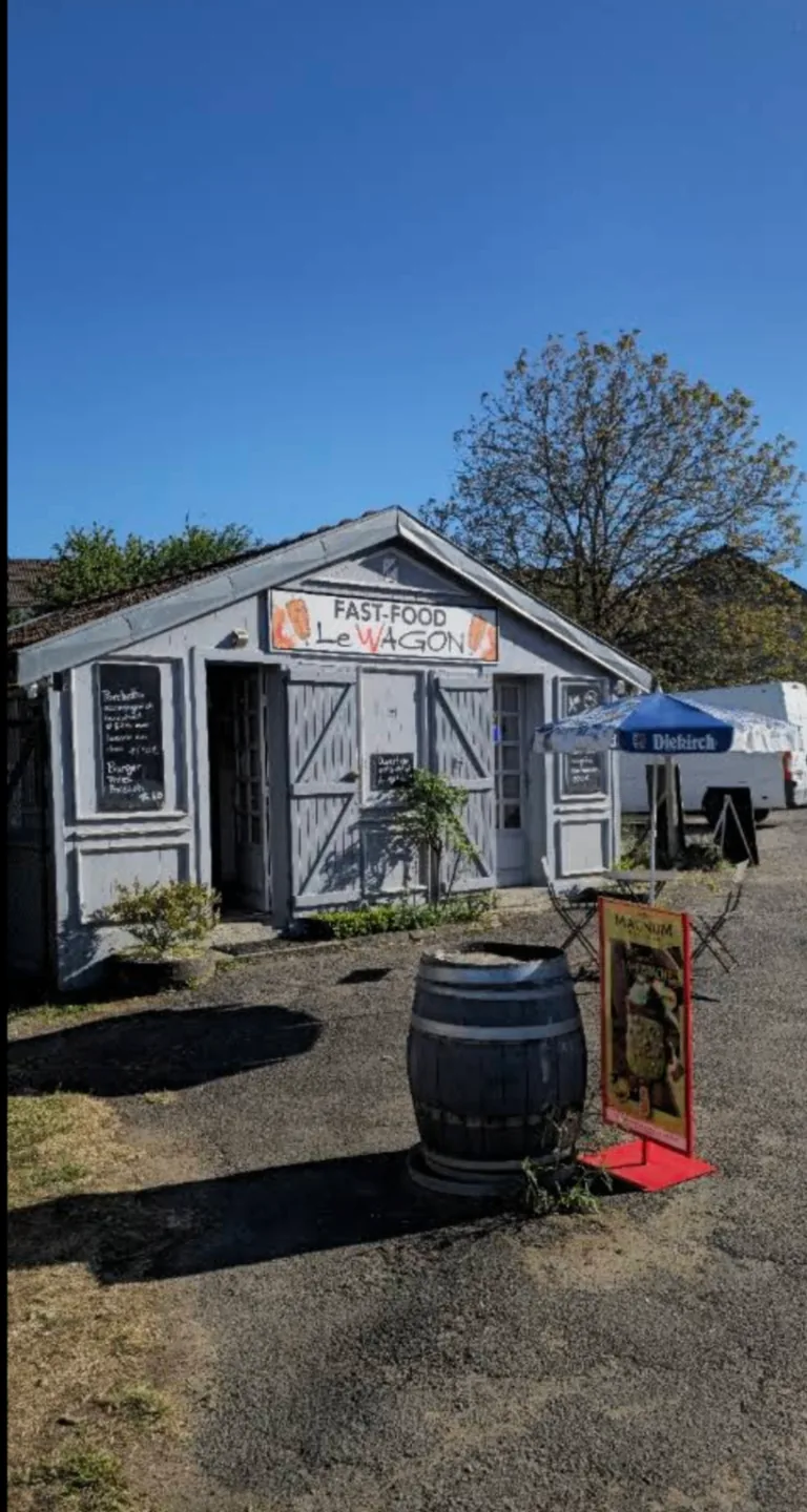 Extérieur du restaurant sous le soleil
