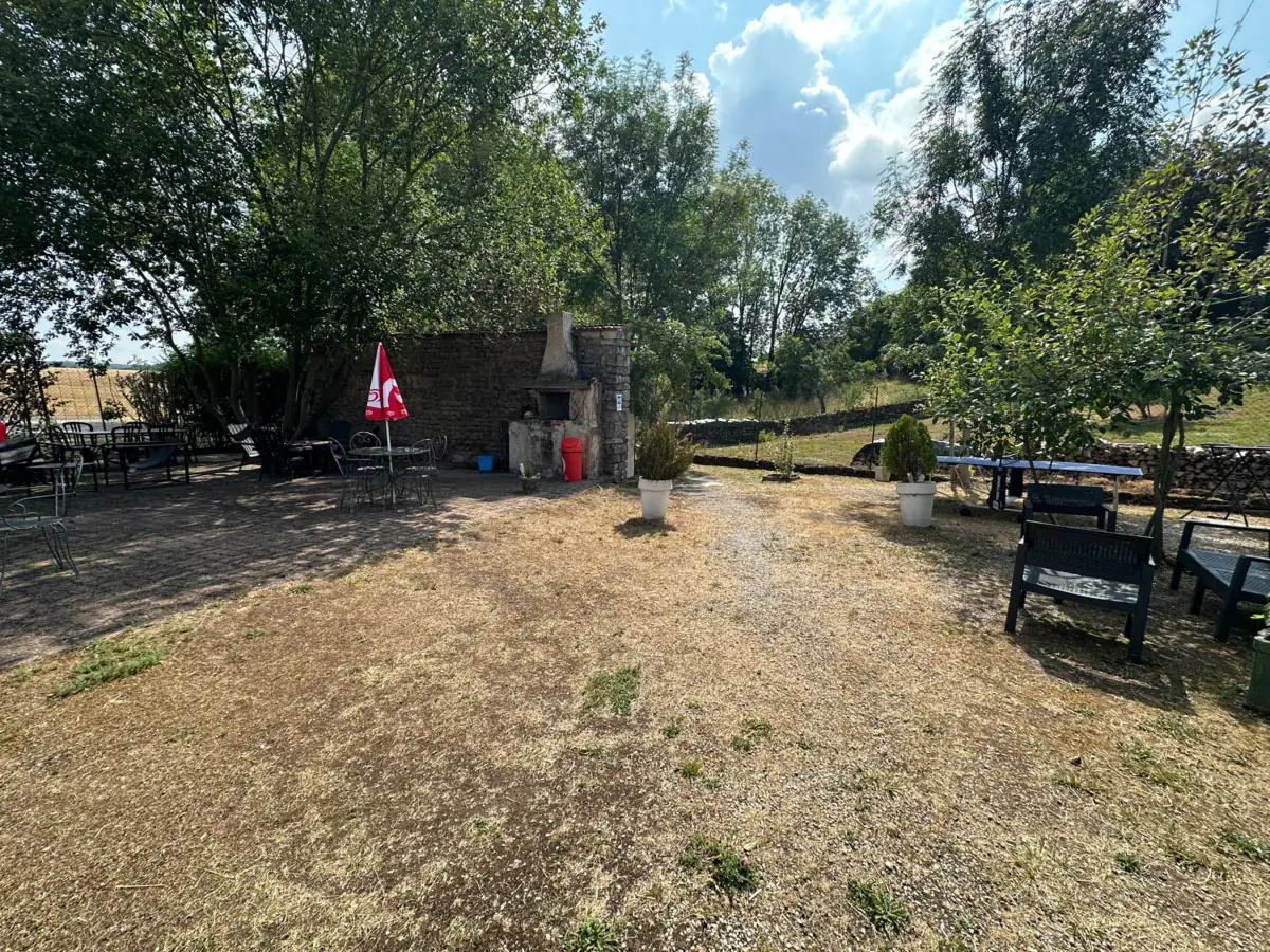 Espace extérieur du Wagon Kebab pour les repas en groupe