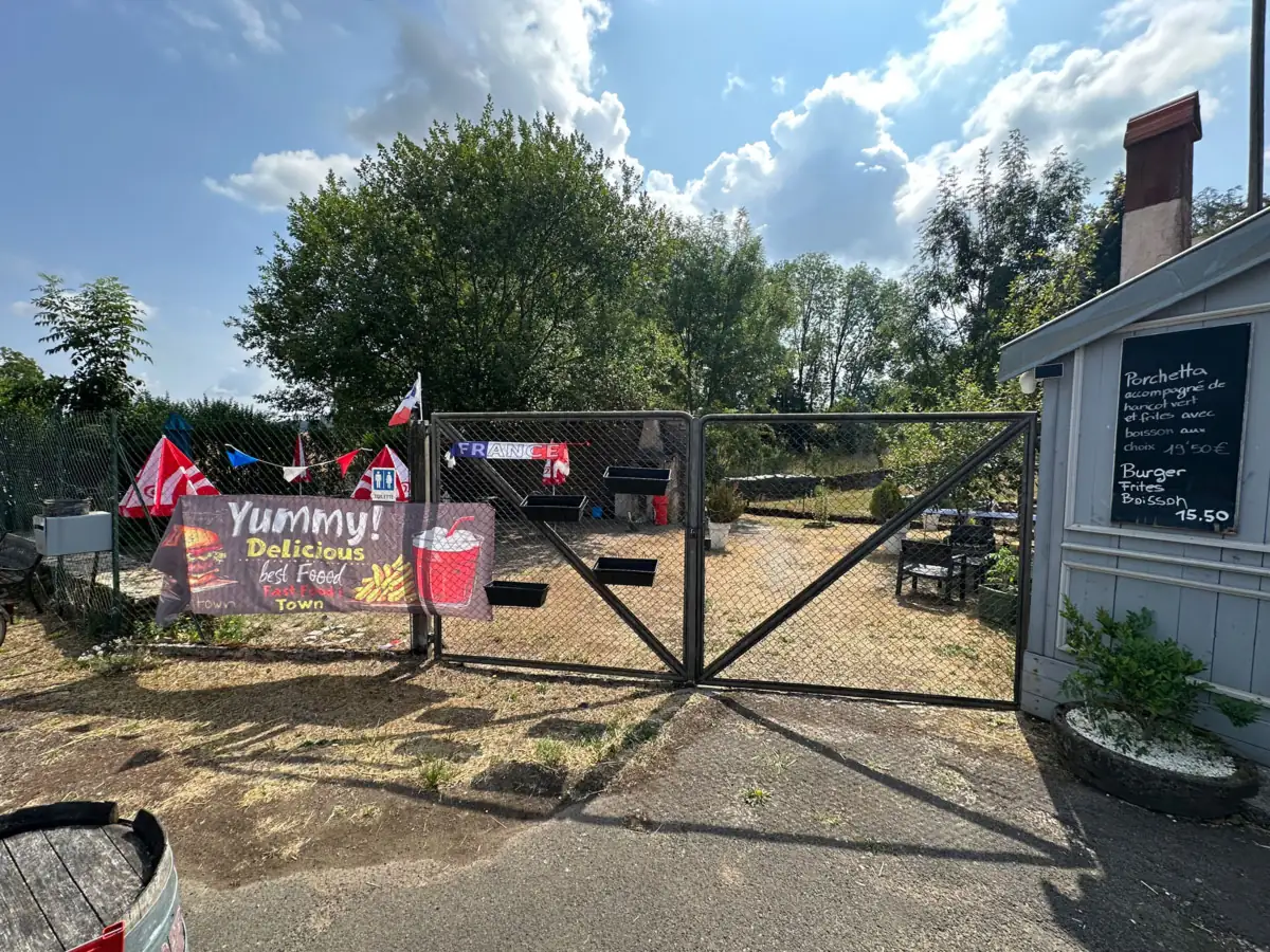 Entrée de l'espace extérieur du Wagon Kebab