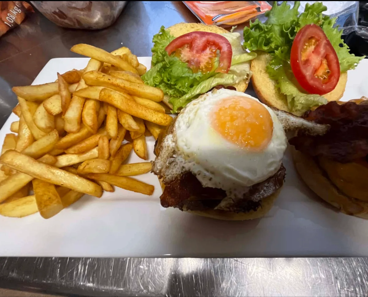 Burger avec œuf, bacon et frites maison