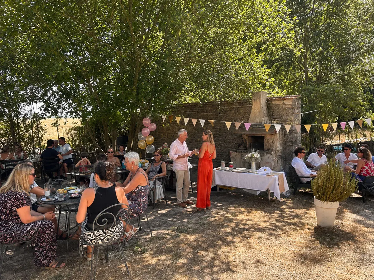 Espace extérieur du Wagon Kebab pour les repas en groupe