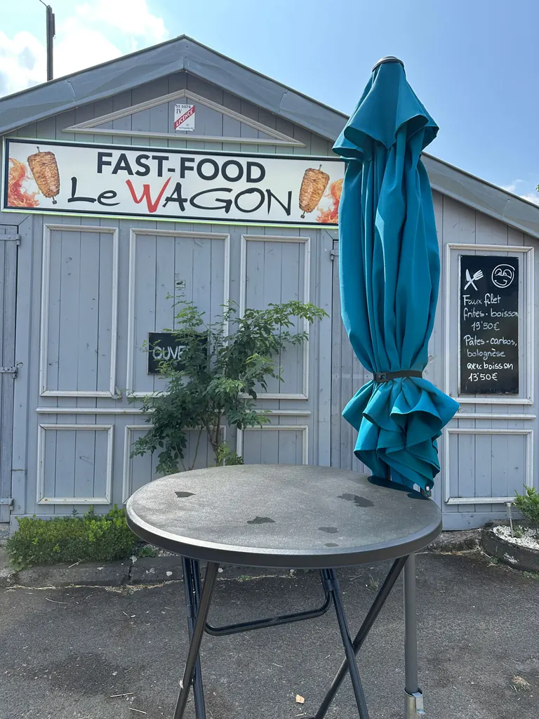 Façade et table extérieure du restaurant Le Wagon Kebab