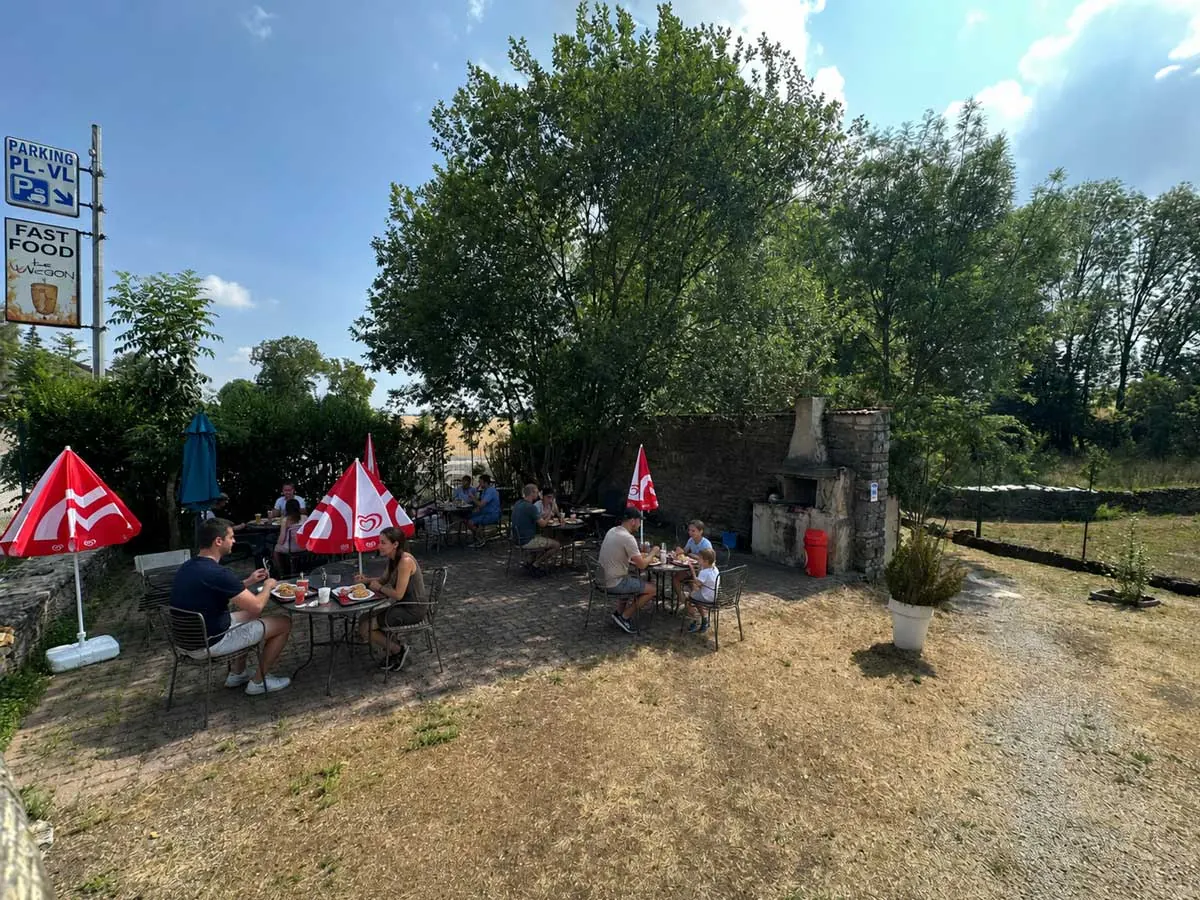 Espace extérieur avec tables du restaurant Le Wagon Kebab